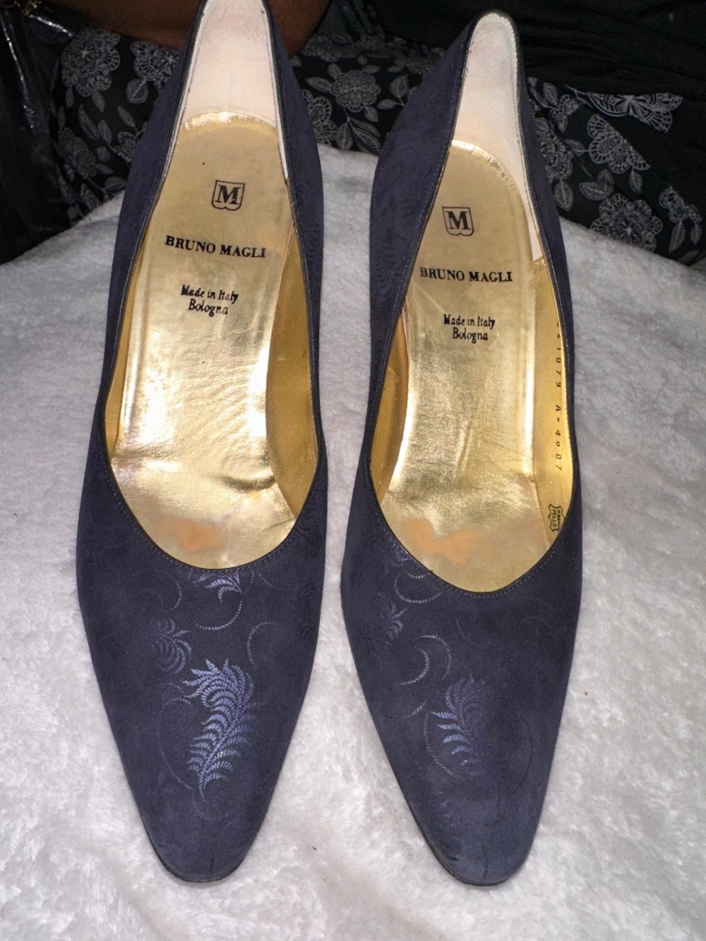 Beautiful vintage Bruno Magli Bologna pumps, Made in Italy.  Size 8 AA — narrow